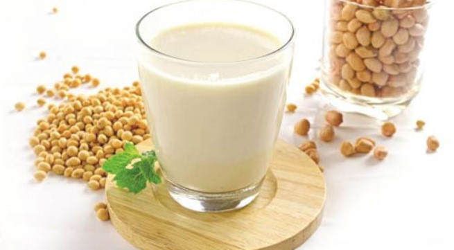 Sữa đậu nành nóng (Trung Quốc): 5.000 năm trước đây, đậu nành được xem là một thứ hạt quý chỉ dành cho vua chúa và ngày nay đậu nành là một phần tinh túy của nền ẩm thực Trung Hoa. Sữa đậu nành nóng xuất hiện thường xuyên trong bữa sáng của người Trung Quốc, dùng kèm với đường, gừng... Ngoài ra còn có sữa đậu nành mặn bằng cách thêm muối, tôm khô, giấm và mù tạt ngâm.