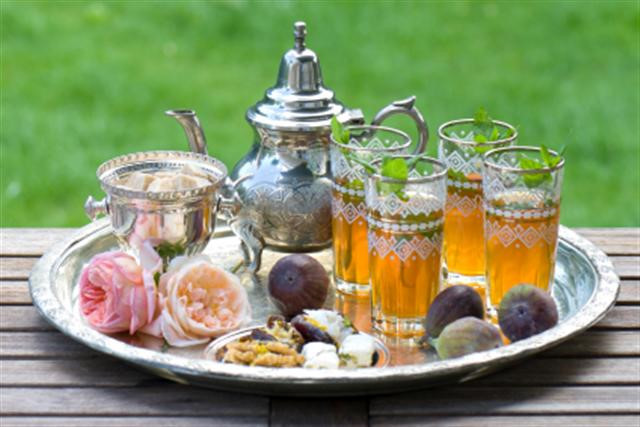 Trà bạc hà (Ma rốc): Người Ma rốc uống trà bạc hà mọi lúc và mọi nơi: trước và sau khi ăn, gặp gỡ bạn bè, ở các bữa tiệc... Thứ đồ uống nóng này là một phần quan trọng trong văn hóa ẩm thực của người Ma rốc.