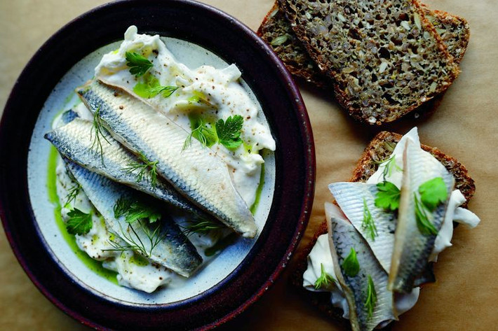 Người dân Nga thưởng thức món cá mòi Herring bằng cách ăn sống, nhưng thực tế nó đã được chín bằng cách ướp muối và nó được ăn kèm cùng sốt mayo và dưa chua.