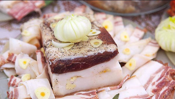Món mỡ muối này được ướp muối hoặc ngâm nước muối lên men, trông nó có vẻ ngấy và khó ăn nhưng khi ăn kèm cùng bánh mỳ đen và dưa chuột muối khá ngon.
