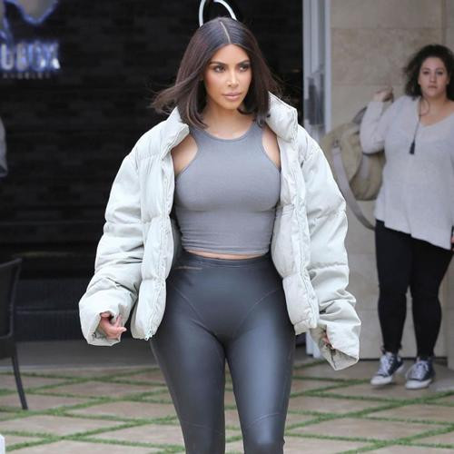 Ngoài việc khiến cho phần nhìn khá vô duyên thì mặc legging chật chội trong một thời gian dài hoàn toàn không tốt cho cơ thể, nhất là khi chất liệu của chiếc legging chưa chắc đã là loại tốt.