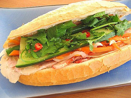Bánh mì kẹp thịt: Mối liên quan giữa chất béo bão hòa và bệnh tim chưa thực sự rõ ràng nhưng nói chung, chất béo bão hòa từ động vật, đặc biệt là khi kết hợp với carbohydrate gây ảnh hưởng xấu đến sức khỏe trái tim.