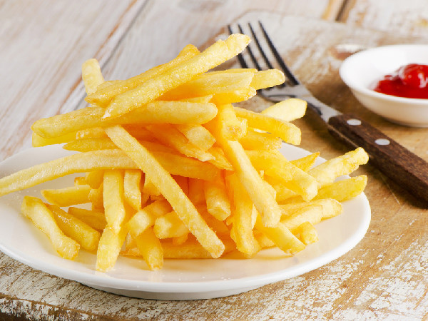 Khoai tây chiên là một trong những thực phẩm hại tim. Chúng chứa đầy carbohydrate, chất béo và natri có thể tăng lượng đường trong máu của bạn. Ăn hàng ngày sẽ làm tăng cân và tích tụ chất béo trong động mạch, dẫn đến tắc nghẽn tim.