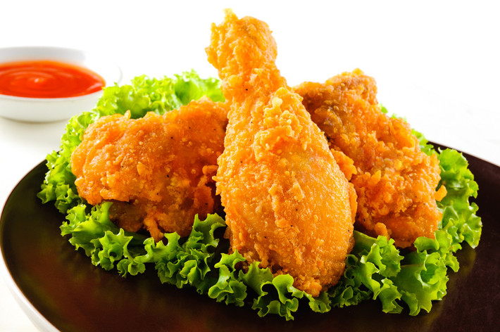 Các loại thực phẩm chiên rán: Một số nghiên cứu đã chỉ ra việc tiêu thụ các loại thực phẩm chiên, như khoai tây chiên, gà chiên và đồ ăn nhẹ chiên làm tăng nguy cơ mắc bệnh tim.