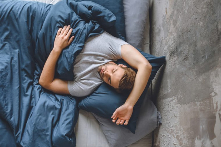 Ngủ ngửa: Tư thế ngủ cũng rất quan trọng đối với ngoại hình của bạn. Ngủ nghiêng hoặc ngủ úp thúc đẩy tổn thương da, nếp nhăn và đôi khi dẫn đến vết lõm trên da. Trong khi đó, nằm ngửa giúp giảm sưng mặt, giảm nếp nhăn và giúp cơ thể bạn thư giãn, tăng cường sự thay đổi tế bào giúp loại bỏ tế bào da chết.