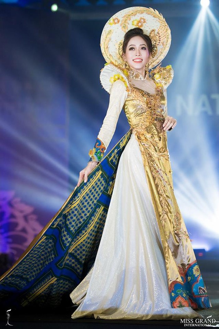 Trong top 10 trang phục truyền thống được bình chọn nhiều nhất của cuộc thi, áo dài “Ngũ Phụng Tề Phi” của Á hậu Phương Nga được bình chọn ở vị trí thứ hai. Trang phục có tông chủ đạo là màu vàng cung đình, với chất liệu gấm kết hợp với lụa truyền thống, mang ý tưởng về hình tượng Ngũ Phụng và pháp lam Huế. Ảnh: MGI.