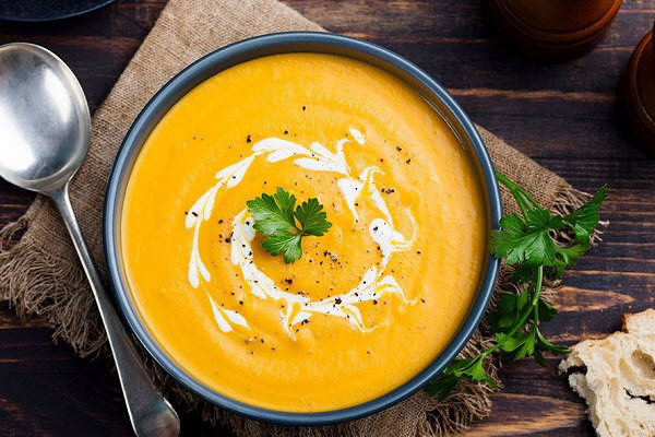 Súp bí đỏ: Không chỉ giúp làm ấm cơ thể, món súp này còn rất tốt cho những người thiếu vitamin A, dưỡng chất cần thiết tăng cường thị lực. Còn với những người muốn giảm lượng calo thì bí ngô cũng là lựa chọn hàng đầu do mang đặc tính chống oxy hóa của beta-carotene có khả năng chống ung thư cao.