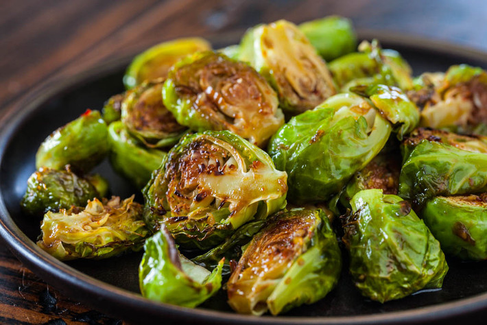 Cải Brussel: Được coi là thực phẩm của mùa đông, cải Brussel giúp cơ thể chúng ta chống lại những giá lạnh của mùa đông rất hiệu quả. Thành phần chính trong cải Brussel phải kể tới như chất xơ, phytonutrients, trong đó vitamin C chiếm 74,8 mg. Vitamin C lại nhanh chóng xoa dịu chứng cảm lạnh.