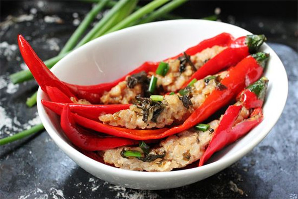 Ớt: Đây là một loại gia vị được thêm vào những món canh, hầm để tăng hương vị món ăn thêm cay, nóng, đậm đà. Ngoài ra, nó còn thúc đẩy quá trình trao đổi chất cũng như hạn chế sự tích tụ chất béo. Vị cay, nóng của quả ớt làm nóng cơ thể. Đối với những món ăn giàu chất béo thì capsaicin sẽ giảm trọng lượng cơ thể tới 8%.