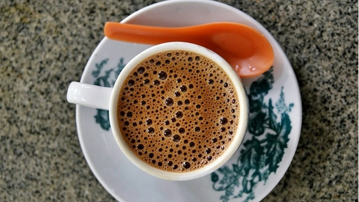 Thông thường cà phê theo style “black” của Malaysia là hạt cà phê được rang với bơ, đường và pha với lúa mạch hoặc lúa mì nghiền nhỏ. Còn “white”coffee chỉ được rang với một chút bơ, không dùng thêm bất kỳ nguyên liệu nào khác nên có màu nhạt hơn nhưng lại nguyên chất hơn cho hương vị đậm đà hơn.