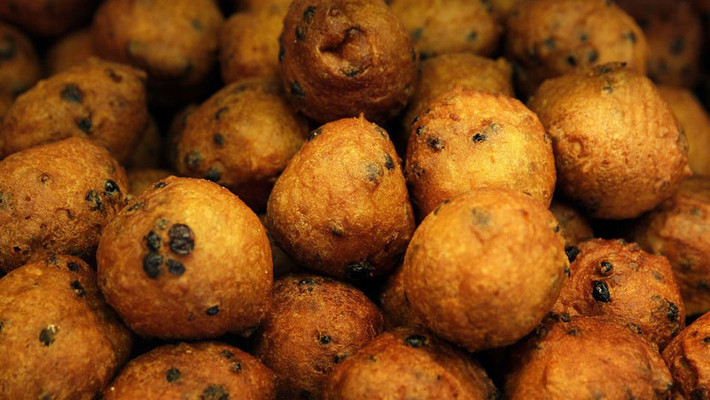 Oliebollen, Hà Lan: Tại Hà Lan, món bánh rán oliebollen được bán tại các quầy hàng trên đường phố và ăn vào đêm giao thừa cũng như tại các hội chợ đặc biệt.