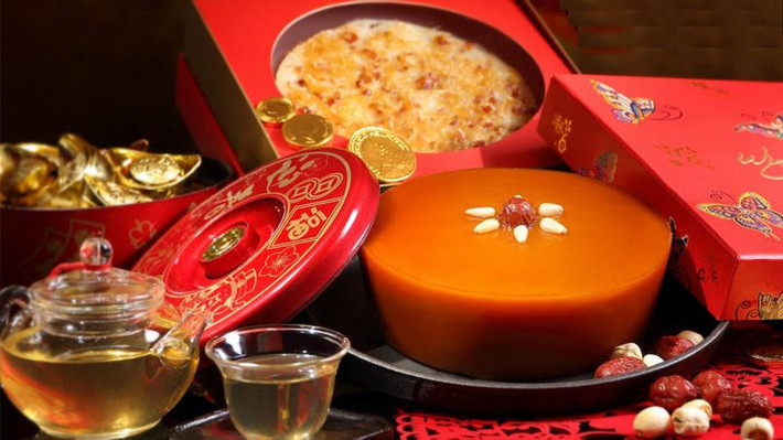 Bánh niên cao, Trung Quốc: Bánh niên cao được làm từ gạo nếp, bột mì, muối, nước và đường. Màu của đường tạo nên màu của bánh (trắng hoặc nâu). Người Trung Quốc ăn niên cao đầu năm, với mong muốn cả gia đình sẽ “kết dính, bền chặt” giống như chiếc bánh. Ngoài ra, trong Tết Nguyên đán, người Trung Quốc còn ăn mì trường thọ, sủi cảo, bánh bao... với ý nghĩa cầu mong may mắn. Ảnh: Wikihow.