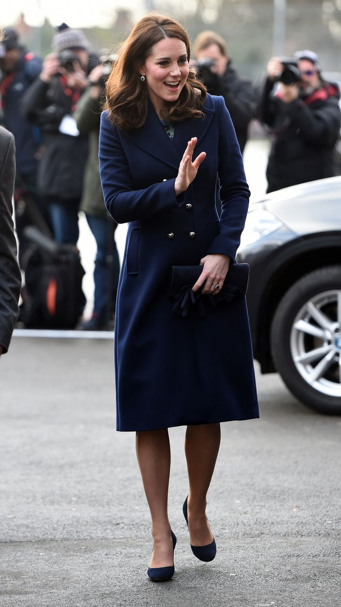 Chiếc áo choàng xanh navy, kết hợp cùng ví và giày cùng tông khiến Công nương Kate Middleton quý phái.