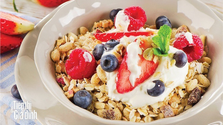 Sữa chua Hy Lạp và bột yến mạch: Sữa chua chứa protein, carb và chất béo là bữa sáng hoàn hảo cho người mắc tiểu đường. Nó giúp kiểm soát đường huyết và thỏa mãn cơn đói của bạn. Ảnh: Tiếp thị&Gia đình.