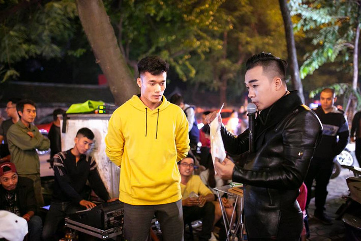 Với ngoại hình và chiều cao lý tưởng, thủ môn Tiến Dũng mặc gì trông cũng rất bảnh bao.