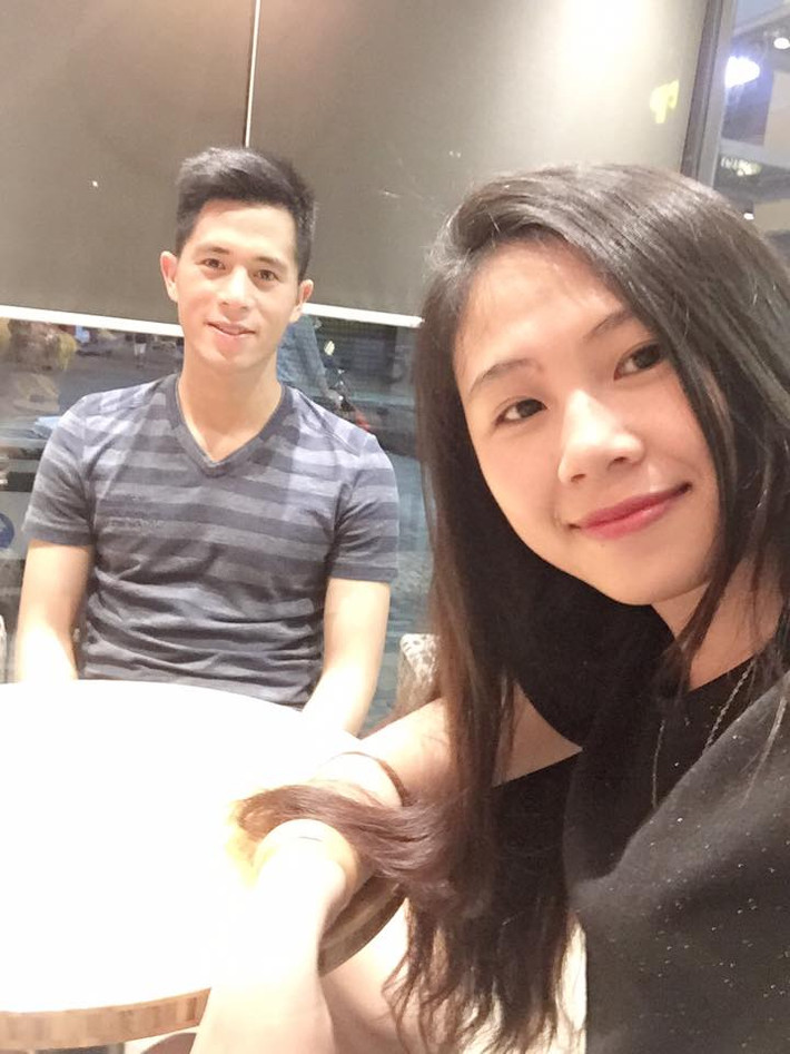 Đi chơi với bạn gái, anh chàng cũng khá giản dị với áo phông kẻ. Ảnh: FBNV.