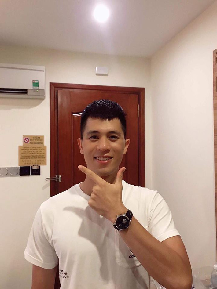 Anh chàng bảnh bao trong áo phông trắng.