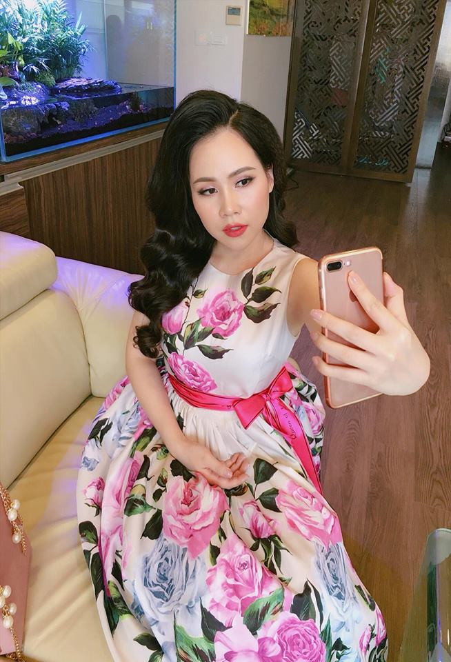 Nữ diễn viên cao 1m51 thường xuyên diện các kiểu đầm hoa xòe điệu đà.