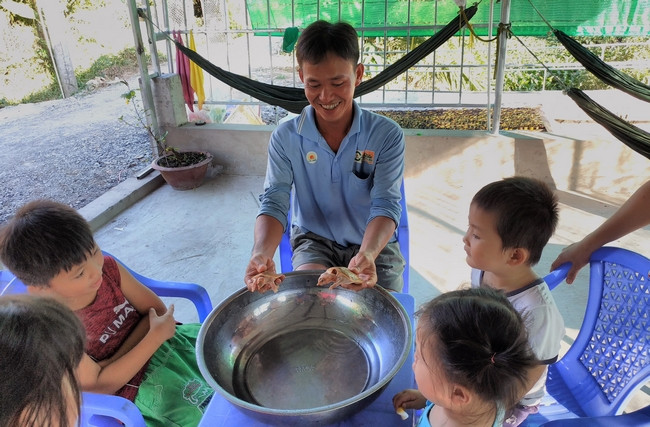 Anh Cường mua cặp cua đinh này ở huyện Phụng Hiệp (Hậu Giang) với giá khá cao, khi đó mỗi con chỉ nặng được 20g.