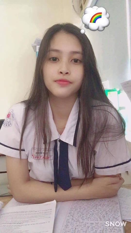Gương mặt không cần trang điểm vẫn tỏa sáng của Tiểu Vy khi đi học. Ảnh: FBNV.