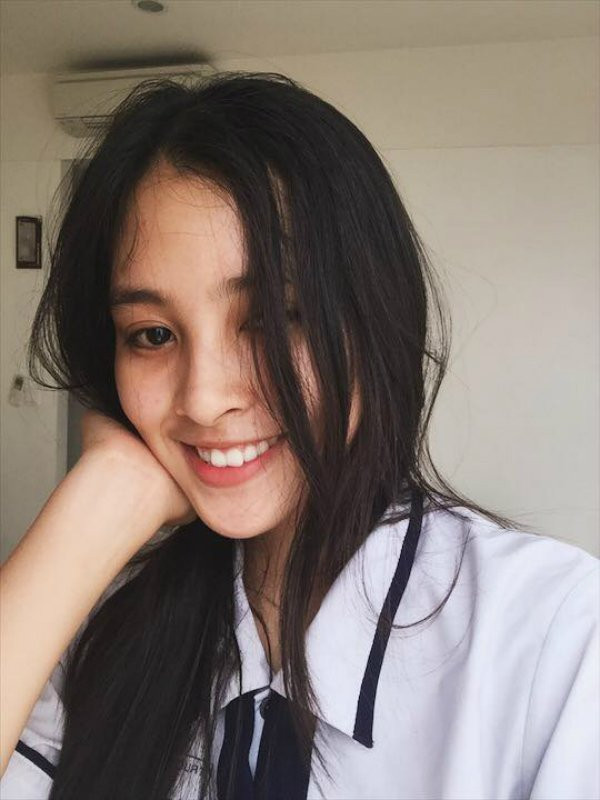 Không cần trang điểm, Tiểu Vy vẫn xinh đẹp nhờ có đường nét tự nhiên, hiện đại.