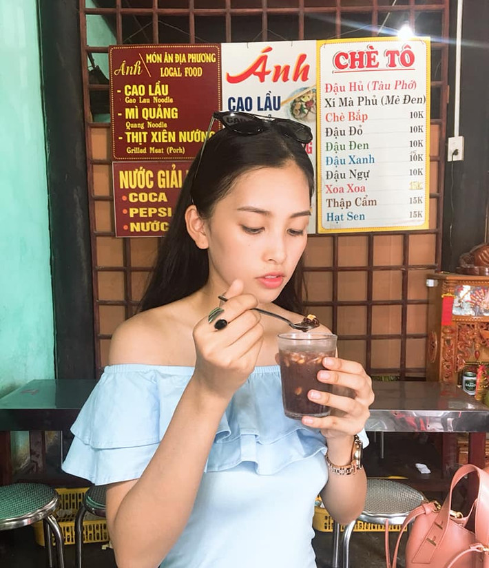Chỉ cần to son nhẹ nhàng, cô cũng đủ xinh xắn và ghi điểm trong mắt người hâm mộ.