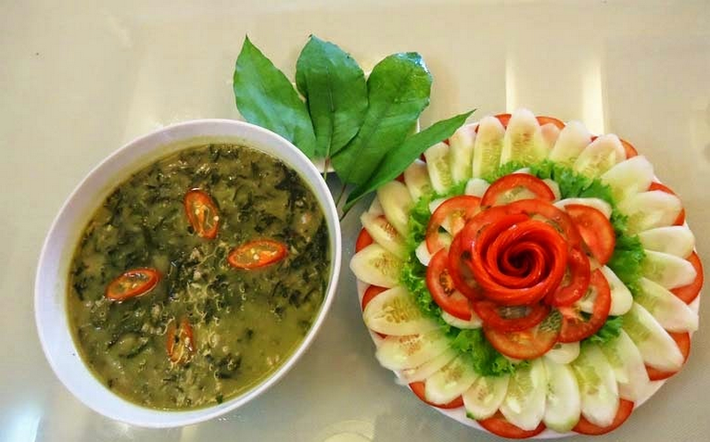 Canh tiết lá đắng: Lá đắng là một thứ lá chỉ có riêng ở vùng Lai Châu, là thành phần chủ chốt của món canh đặc sản độc lạ của Lai Châu. Để nấu món này cũng khá là đơn giản gồm phổi lợn, chút tiết, rau thơm và lá đắng. Lần đầu thưởng thức nó có lẽ nhiều người sẽ thấy khó ăn nhưng dần dần sẽ nghiện cái vị đắng đắng tê tê nơi đầu lưỡi.