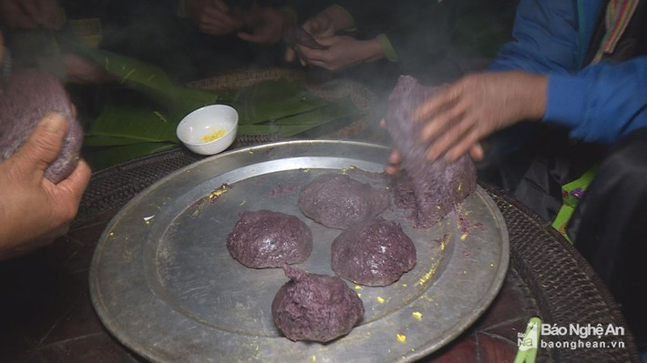 Bánh dầy "xứ cọ": Cọ nếp sau khi om sẽ trổ màu vàng đẹp mắt, ăn mềm và dẻo. Ở nhiều vùng, loại cọ nếp này có thể được dùng để làm bánh dầy. Cọ nếp sau khi om vàng rượi được bóc ra, đem giã dập sẽ là nguyên liệu độc đáo cho món bánh dầy của “xứ cọ”. Ảnh: Baonghean.