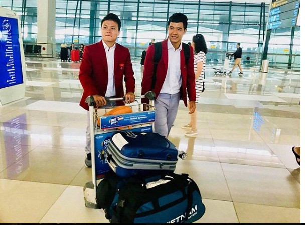Anh chàng diện vest đỏ nổi bật đi bên đồng đội Nguyễn Quang Hải.