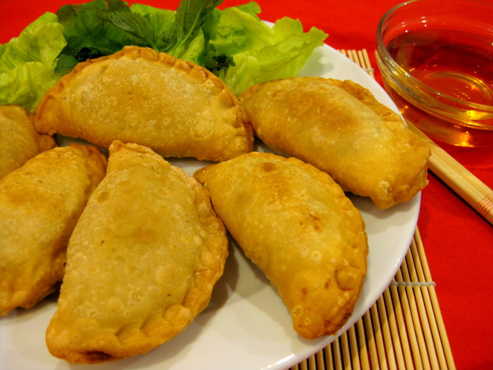 Bánh ăn kèm rau sống hoặc bỏ thêm đu đủ xanh vào nước chấm là thành một suất. Bạn có thể thưởng thức món bánh rán mặn “trứ danh” của Hà Thành ở quán bánh rán Lạc Long Quân hay quán bánh rán trên phố Phương Mai. Ảnh: Internet.