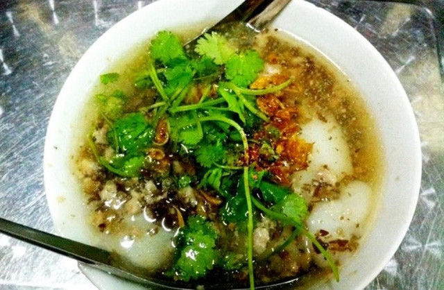 Bánh đúc nóng: Miếng bánh đúc dẻo quánh ăn cùng với nước chấm, thịt băm, hành khô là món ăn vô cùng vừa miệng trong những ngày lạnh. Ảnh: Internet.