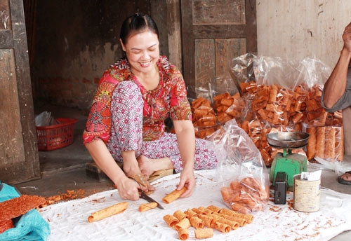 Bánh đa gấc Kẻ Sặt: Món quà quê này trở thành đặc sản nức tiếng được nhiều người yêu thích bởi bí quyết làm bánh gia truyền cũng như cách làm tỷ mỷ, chất lượng của những nghệ nhân làm bánh. Ảnh: Internet.