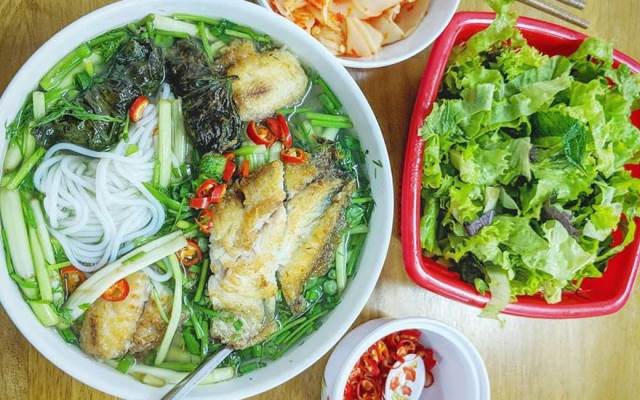 Bún cá rô đồng thì có thể tìm thấy khắp mọi nơi nhưng bún cá rô đồng Hải Dương ngon hơn nhiều nơi khác bởi cách chế biến nước dùng và thịt cá thơm ngon. Cá rô đồng tươi sau khi được chọn lựa kỹ, được đưa về làm sạch, luộc gỡ thịt và xương riêng. Ảnh: Cooky.