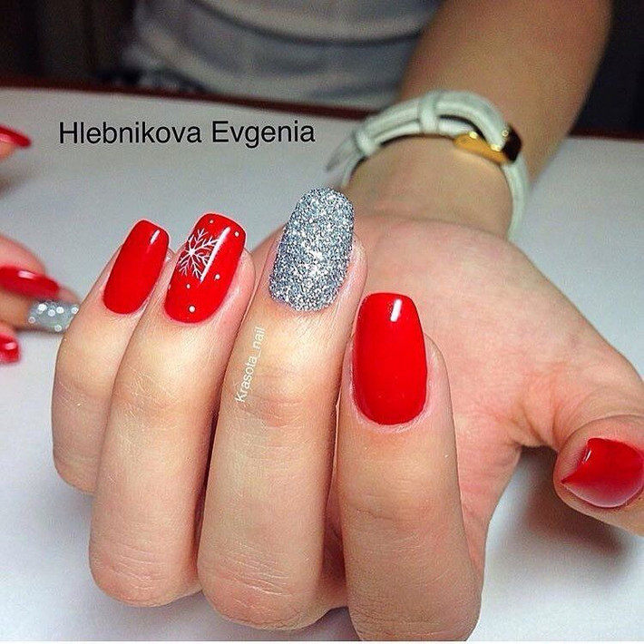Gam đỏ tươi sẽ phù hợp với các cô nàng có làn da trắng, còn nail có đỏ sắc trầm ấm như đỏ mận, đỏ nâu... vừa sang chảnh lại tôn da sẽ là lựa chọn hoàn hảo dành cho các cô nàng có làn da ngăm.