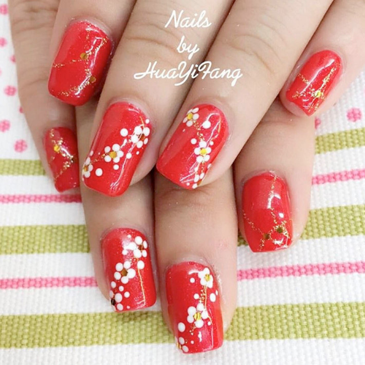 Màu đỏ luôn là màu biểu tượng của một năm mới rực rỡ an khang. Vì vậy mà mẫu nail màu đỏ dù có đơn giản vẫn rất phù hợp đi du xuân.