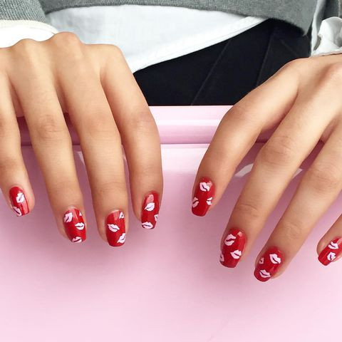 Các cô nàng nhí nhảnh có thể sẽ thích mẫu nail đỏ họa tiết đôi môi.