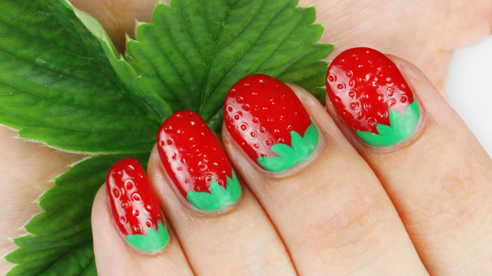 Mẫu nail hình trái dâu tây đỏ rực trông cũng vô cùng dễ thương. Ảnh: Internet.