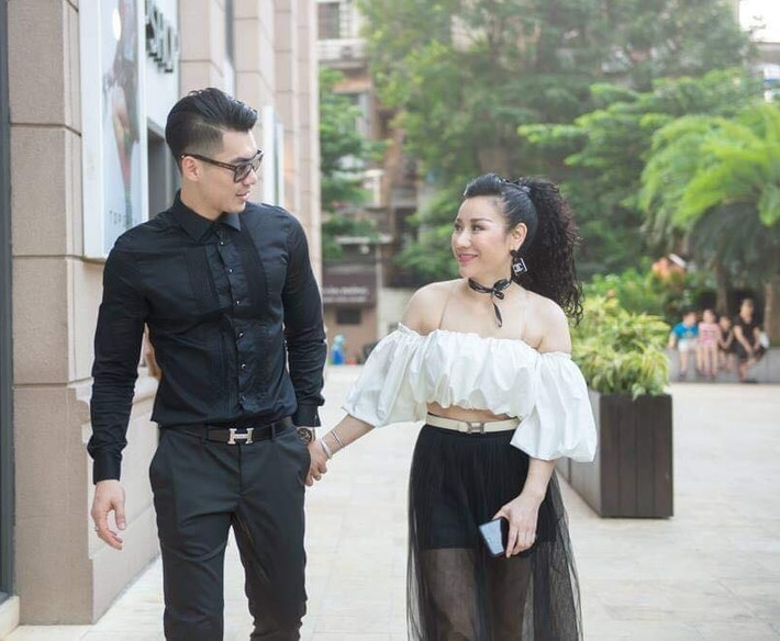 Hai vợ chồng Trương Nam Thành phối đồ đen-trắng cực sành điệu.