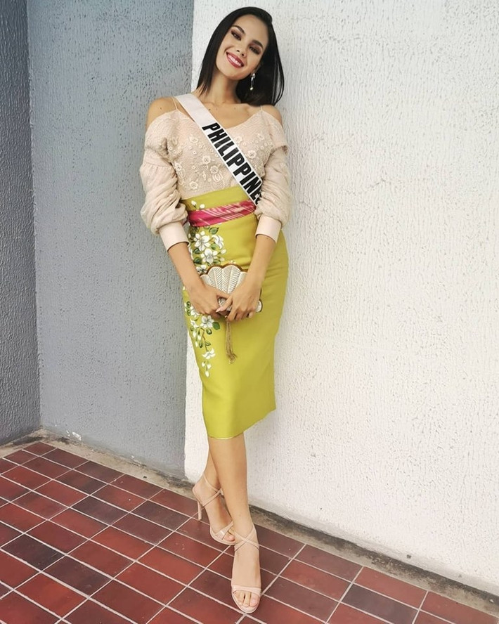 Phong cách thời trang xuống phố của Catriona Gray khá đơn giản nhưng siêu chất.