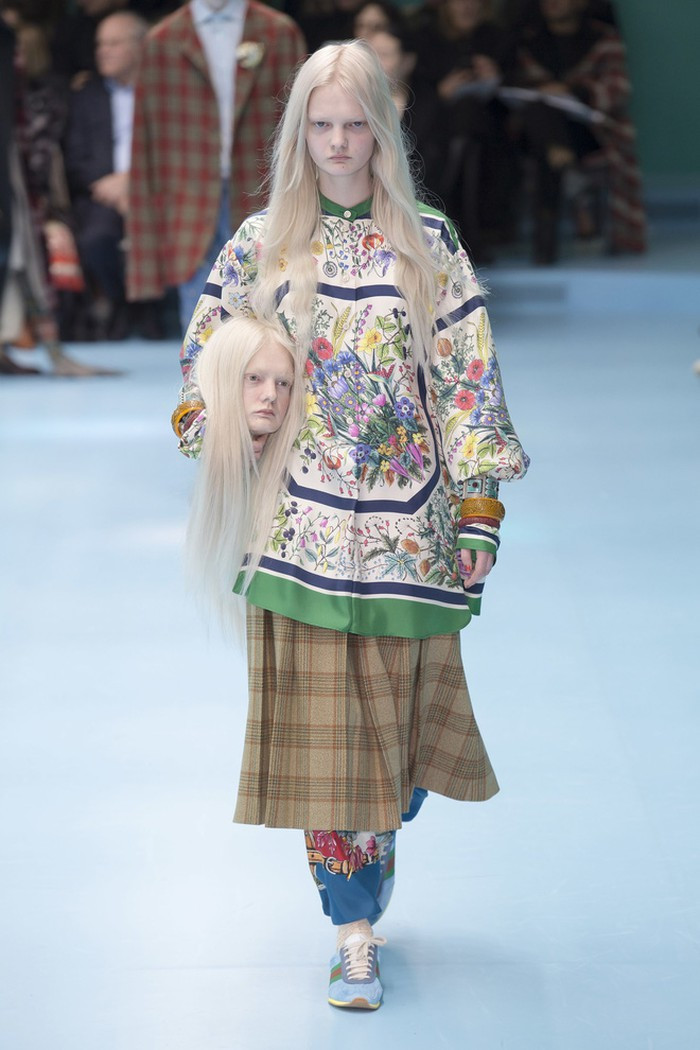 Show diễn của nhà mốt Gucci hồi đầu năm cũng gây tranh cãi lớn trong ngành thời trang năm 2018. Giám đốc sáng tạo Alessandro Michele thay thế những chiếc túi xách cầm tay bằng mẫu thủ cấp nhân tạo, giống hệt người mẫu thật từ mái tóc, lối trang điểm cho đến nét mặt.