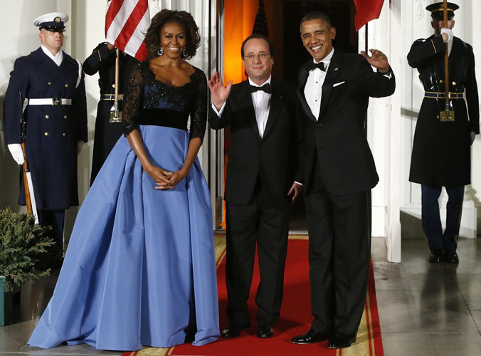 Bà mặc bộ đầm của nhà mốt Carolina Herrera trong dịp đón Tổng thống Pháp François Hollande năm 2014. Ảnh BI.