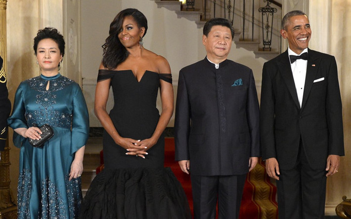 Cựu đệ nhất phu nhân trông đằm thắm, quyến rũ trong chiếc đầm hở vai của Vera Wang.