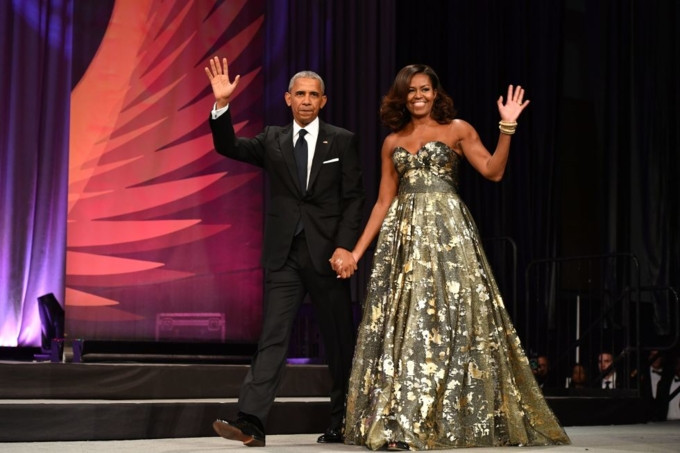 Những khi xuất hiện cùng ông Obama trên các diễn đàn, sân khấu, bà mặc những chiếc váy sang trọng và nổi bật.