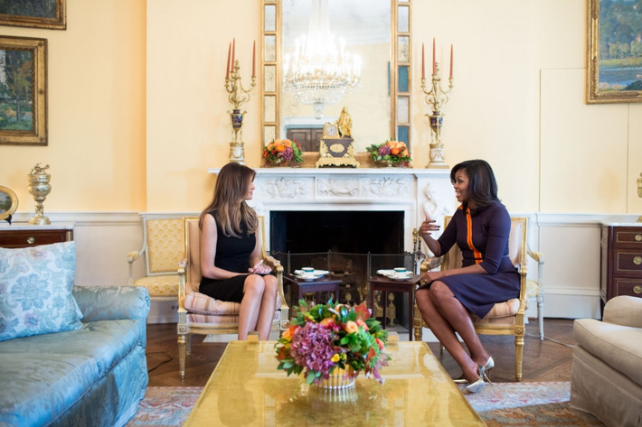 Trong các dịp trang trọng, điển hình trong lần gặp gỡ với bà Melania Trump, bà mặc một bộ cánh kín đáo, thanh nhã hơn.