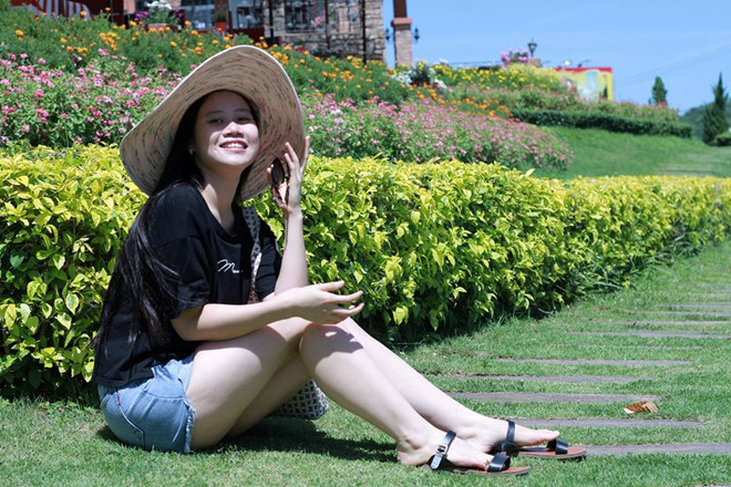 Đi du lịch, Quỳnh Anh chọn trang phục đơn giản gồm áo phông và quần short jean.