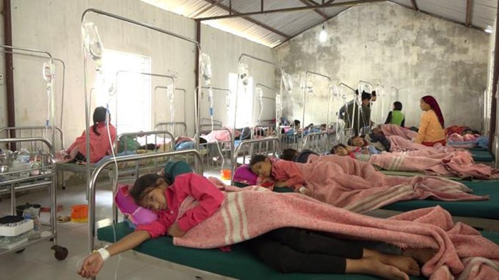 Ngày 3/10, Sở Y tế tỉnh Hà Giang cho biết khoảng 7h, trường Tiểu học bán trú Xín Cái (huyện Mèo Vạc, Hà Giang) tổ chức cho 279 học sinh ăn sáng tại bếp của trường. Bữa ăn gồm có xôi và thịt băm. Sau bữa sáng, 150 em học sinh có biểu hiện ngộ độc thực phẩm, phải nhập viện điều trị. Ảnh: Zing.