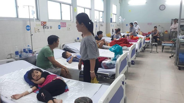 Qua khai thác thông tin từ người nhà bệnh nhi bị ngộ độc, bác sĩ Sinh cho biết sáng cùng ngày, các bé có tham gia một lễ thiếu nhi ở một nhà thờ trên địa bàn Q.Tân Phú. Đơn vị tổ chức có đặt 300 phần bánh mì cho khách. Trong quá trình sinh hoạt tại đây, các bé có ăn bánh mì chà bông và bị ngộ độc. Ảnh: Zing.