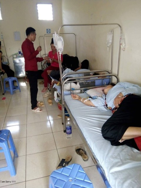 Qua thăm khám, bệnh viện đã kê đơn thuốc và cho 45 người ra viện, còn 146 bệnh nhân tiếp tục được điều trị tại bệnh viện sau đó, trong số này có 21 ca là trẻ em từ 1 đến 5 tuổi. Những người nhập viện cho biết, trong cỗ cưới có các món ăn chủ yếu là thịt bò và thịt lợn được chế biến làm món luộc và nướng; rượu trắng; cơm nếp. Ảnh: giadinh.net.vn.
