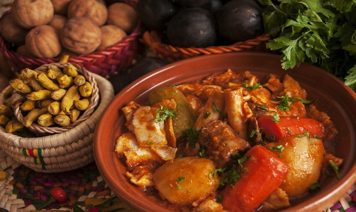 Thareed: Thareed hay được gọi là lasagna Arab, bao gồm các loại rau như cà rốt, đậu, hành tây và khoai tây nấu với thịt gà hoặc thịt cừu và trộn với nước sốt cà chua và gia vị. Bánh mì được đặt ở dưới cùng của món ăn, giúp bánh mì ngấm nước hầm và mềm mại hơn.