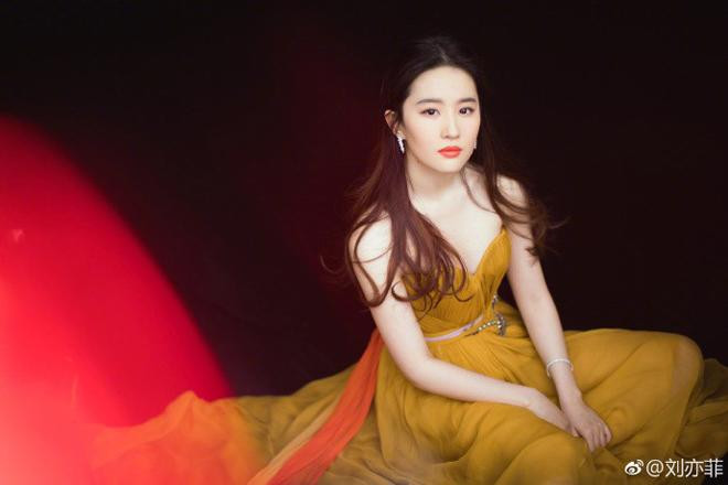 Ngoài ra, Lưu Diệc Phi cũng rất khéo léo trong việc lựa chọn trang phục tôn lên được hình thể hoàn hảo của mình. Trong các sự kiện, cô thường sử dụng trang phục có khoảng cúp ngực táo bạo để tôn được vòng 1 "nữ thần" của mình. Ảnh: Internet.